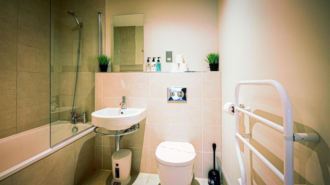 Superb City Center 1 Or 2 Bedroom Apts King Bed Саутгемптон Екстер'єр фото