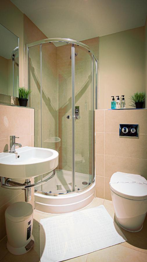 Superb City Center 1 Or 2 Bedroom Apts King Bed Саутгемптон Екстер'єр фото